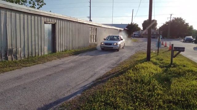 Massive reverse-drive redline burnout in a hooptie Suzuki Esteem. Hilarious! смотреть онлайн