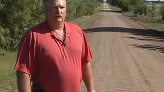 GRAVEL ROADS MAINTENANCE -- Texas county rebuilds their gravel roads for less now смотреть онлайн