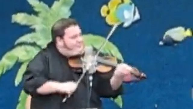 Fiddle vs Banjo (with a Mandolin kicking it in) смотреть онлайн