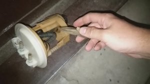 ТОПЛИВНЫЙ НАСОС РЕНО ЛОГАН 1.4. 2006г. СНЯТИЕ И УСТАНОВКА. ЧИСТКА СЕТЧАТОГО ФИЛЬТРА.