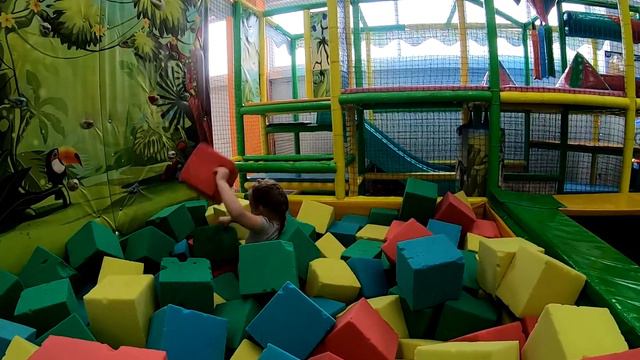 Батут! Лабиринт. Как провести день весело!? смотреть онлайн