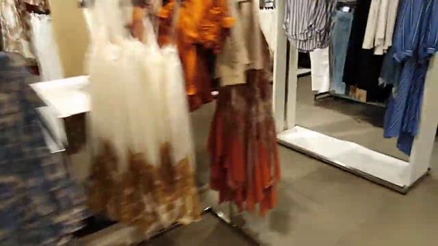Гуляю в торговом центре смотреть онлайн