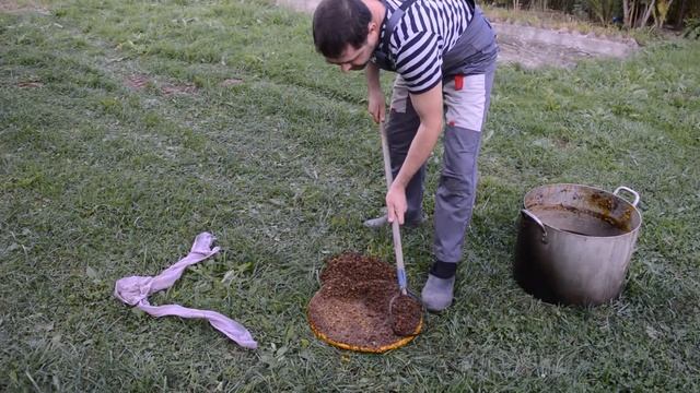 Перетапливаем пчелиный воск на костре