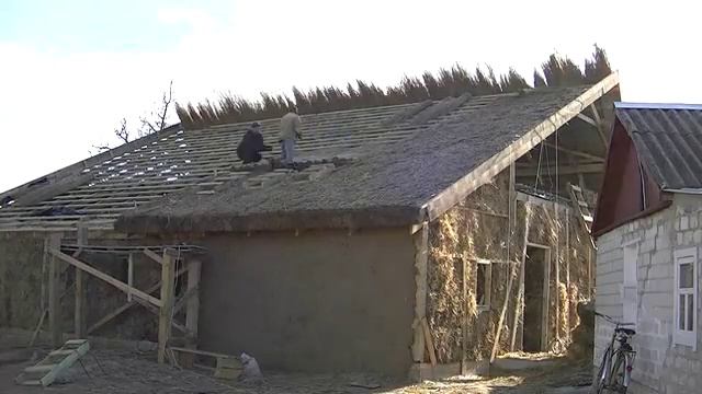 Укладка камышовой крыши на экодом из соломы смотреть онлайн