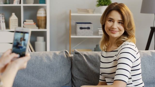 Дочь фотографирует свою маму