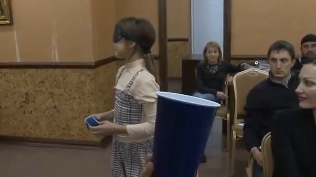 Девочка ходит и разносит мячи с завязанными глазами.mp4 смотреть онлайн