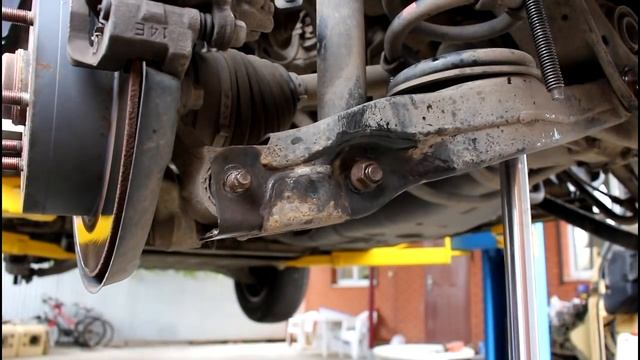 Замена развальных болтов на задней подвеске Mitsubishi Pajero 2008 Мицубиси Паджеро 3,2 литра смотреть онлайн