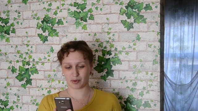 Моя Маришка купила себе телефончик на очередную недельную зарплату! сидя дома! ватсап +79041341668