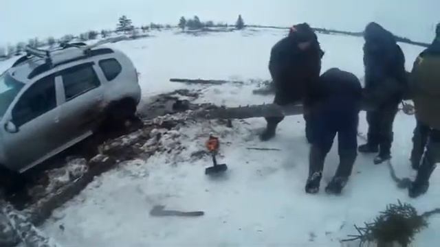 Дастер на гусеницах. И как мы только не пытались его тянуть... смотреть онлайн