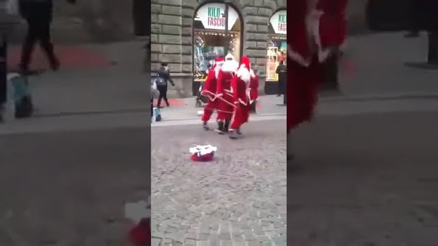 Смешной танец Санта Клаусов. смотреть онлайн