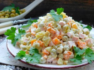 Салат Оливье. Очень вкусный рецепт. Оливье с курицей. Рецепт салата.