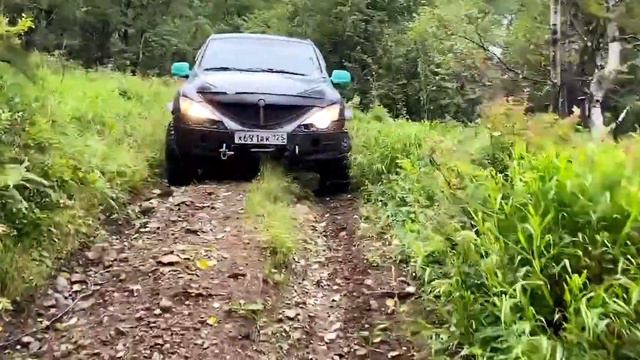 крутой спуск на машине