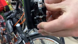 Мотовело Град . Как снять и надеть передне велосипедное колесо на эксцентрике, под диск .