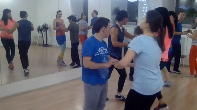 Сальса в Школе танцев Чино - Урок начинающей группы смотреть онлайн