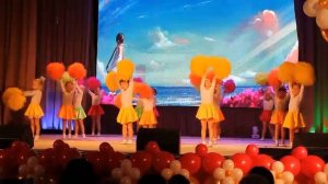 "Танец с помпонами" (исполняют дети подготовительной группы.)