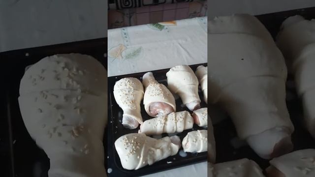 Быстро и вкусно ! Куриные голени и сосиски в слоеном тесте. смотреть онлайн