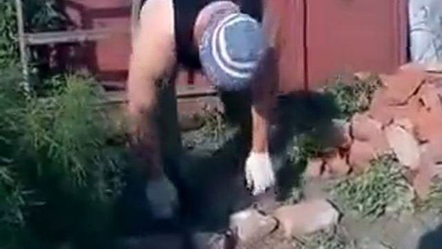 Как разбить кирпич(break the bricks) смотреть онлайн