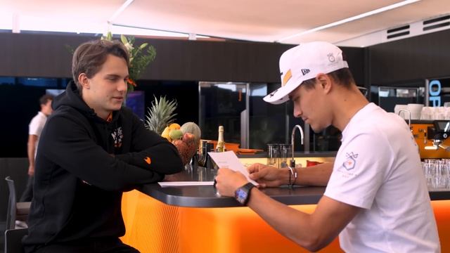Lando Norris and Oscar Piastri play the Yes / No challenge смотреть онлайн