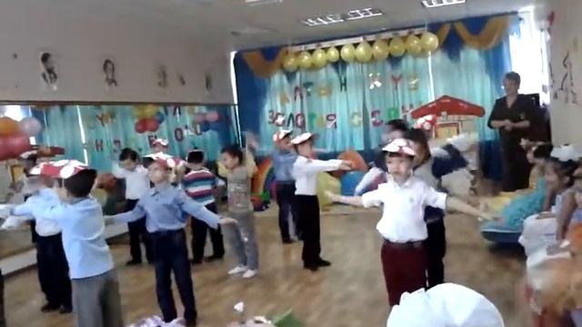 Танец мальчиков "Грибочки" на утреннике Дамели смотреть онлайн