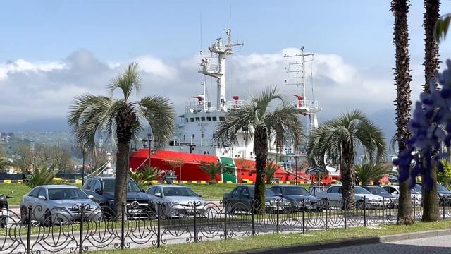 Батуми. Жизнь кипит. Полно народу. Глициния. Кафе Bez Mezh. Набережная. смотреть онлайн