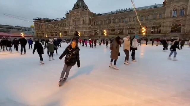Я НА ГУМ-КАТКЕ / КРАСНАЯ ПЛОЩАДЬ / МОСКВА смотреть онлайн