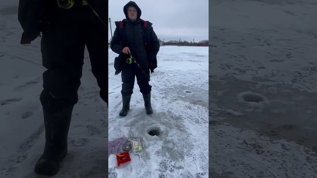 ПОЙМАЛ ФОРЕЛЬ . КРУПНАЯ ФОРЕЛЬ.РЫБАЛКА ПОД МУЗЫКУ.КРУПНАЯ РЫБА РВЕТ СНАСТИ. РЫБАЛКА ЗИМНЯЯ.РЫБА смотреть онлайн