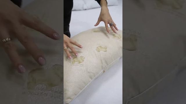 Подушка 50х70 из овечьей шерсти, глосс-сатин, кант по периметру смотреть онлайн