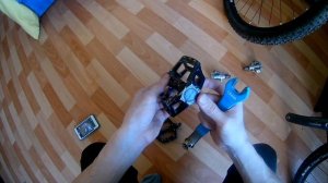 как заменить педали на велосипеде