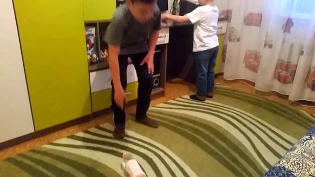 #19 Water bottle flip challenge Бутылка воды челлендж печенье Oreo и миньончик смотреть онлайн