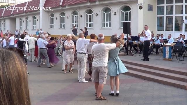 Дирижер танцует вместе с публикой! КЛАСС! смотреть онлайн