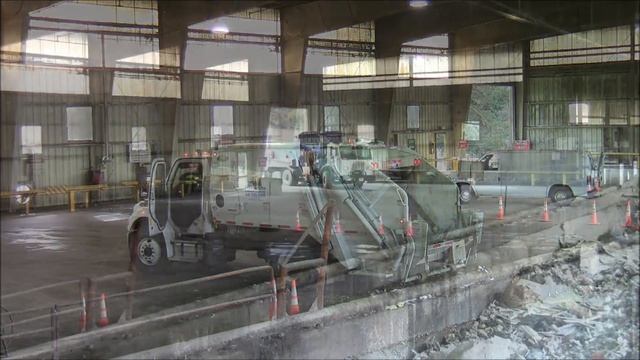 Garbage Trucks Dumping at the Transfer Station смотреть онлайн