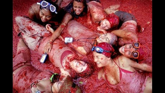 Все купаются в помидорах