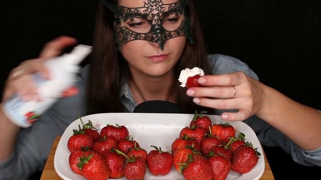 АСМР КЛУБНИКА со СЛИВКАМИ *ЗВУКИ ЕДЫ*/ASMR Mukbang STRAWBERRY with CREAM *EATING SOUNDS* смотреть онлайн