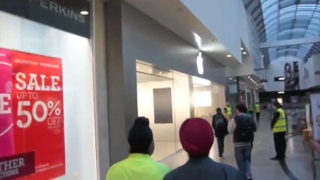 Reading Apple Store Opening смотреть онлайн