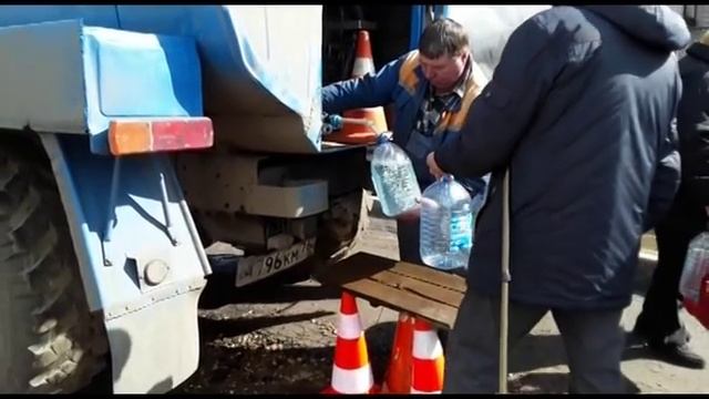 В Ростове выстраиваются очереди за питьевой водой смотреть онлайн