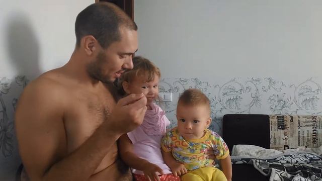 Умилительно папа САМ кормит кашей детей смотреть онлайн