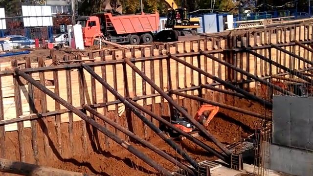 Разработка пригрузочной бермы экскаватором оборудованным грейфером