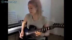 Девушка играет на электро гитаре.прикольно