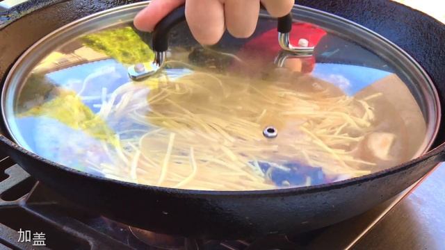 轻松将多种佐料的鲜香渗入到豆腐干丝里，尝尝淮扬名菜大煮干丝，百食不厌的名菜The fragrance of various seasonings seeps into the tofu смотреть онлайн