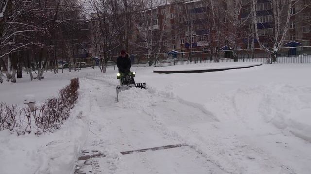 Мини-погрузчик Frontmen (Фронтмен). Уборка снега в детском саду смотреть онлайн