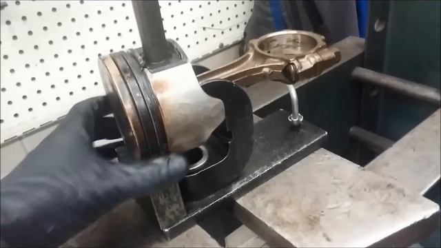 Pressing a wrist pin out смотреть онлайн