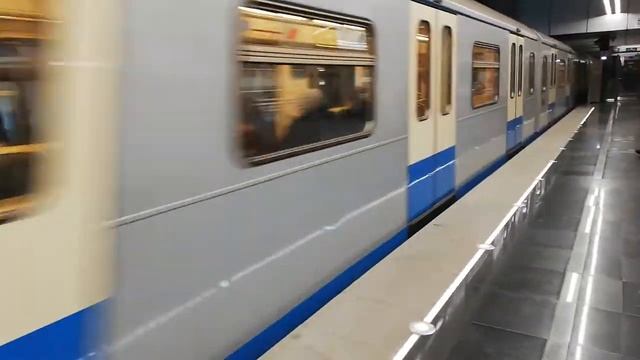 Метропоезд 81-760/761 "ока" на станции Мичуринский проспект, солнцевская линия московского метро. смотреть онлайн