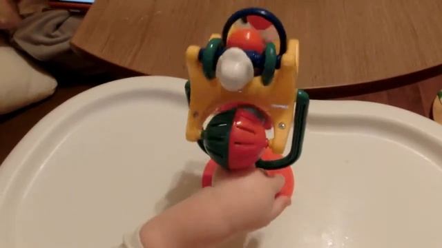 Развивающая игрушка KIDDIELAND "Забавное вращение на присоске" смотреть онлайн