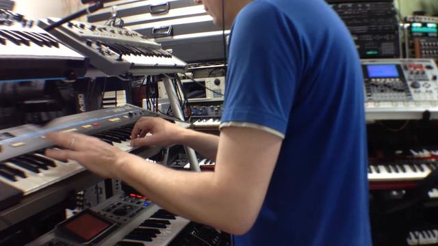 Korg Poly-61 and SH-101 смотреть онлайн