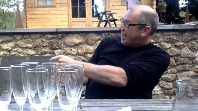 Den batte opent een fles Martini brut смотреть онлайн