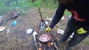 БОМЖ ГОТОВИТ ПЛОВ В ЛЕСУ, ПО ТЮРЕМНОМУ РЕЦЕПТУ! Узбекский плов!