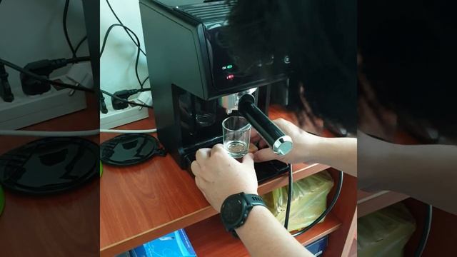 Making an espresso with Delonghi ECP31.21 смотреть онлайн