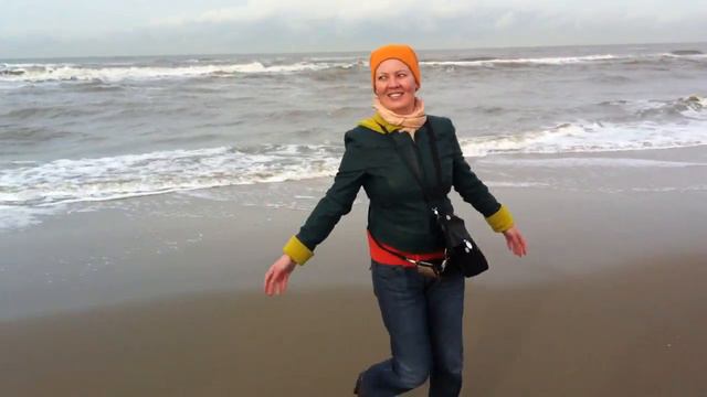 Маша, купайся и танцуй!!! ))) Берег Северного моря ))) Нидерланды. смотреть онлайн