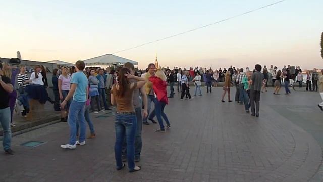 ТАНЦЫ у Ростральных колонн - Васильевский смотреть онлайн