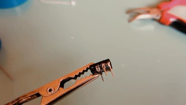 How to make tiny 555 timer project (no PCB) смотреть онлайн